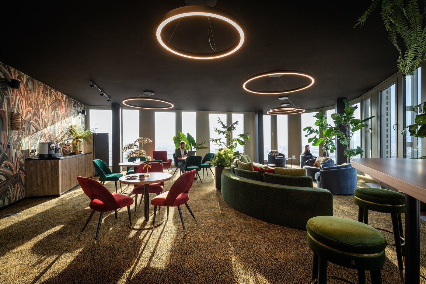 the icon vienna, 21. stock — lounge mit blick über wien