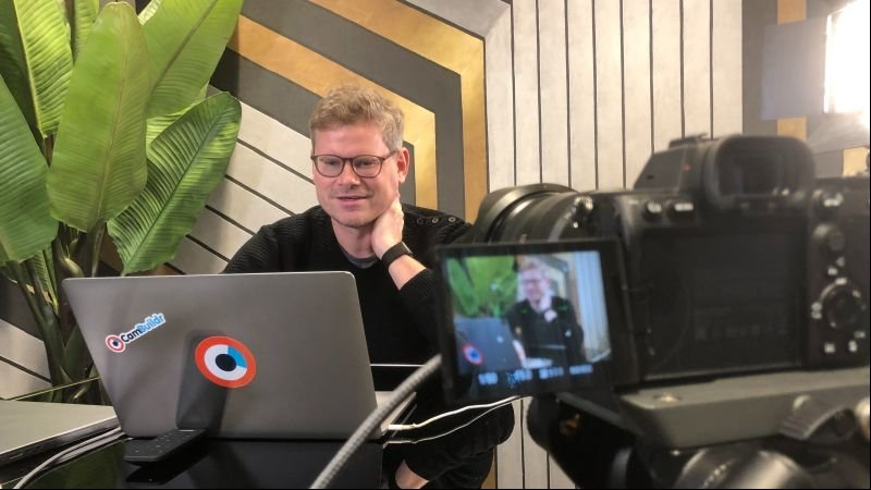 studio setup mit kamera und bildschirm